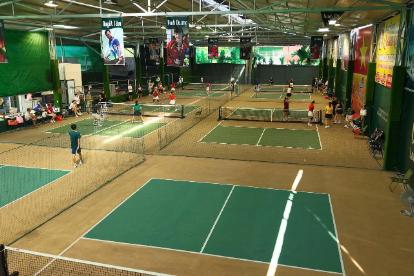 Chơi pickleball buổi tối tại Hòa Bình — sân trong nhà có đèn